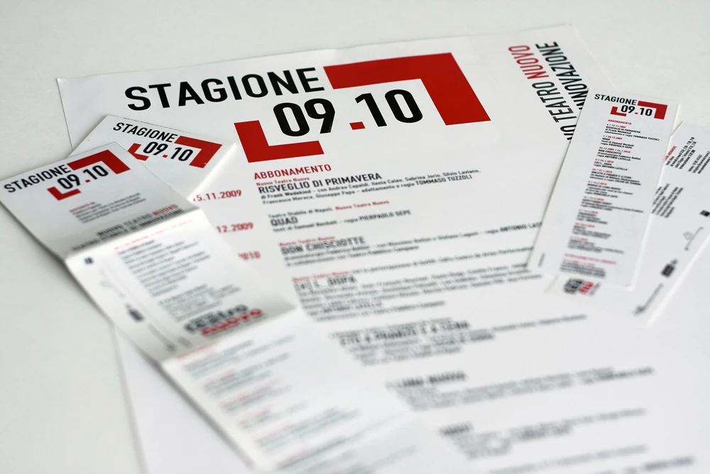 Materiali della stagione 09.10 del Nuovo Teatro Nuovo: manifesto, pieghevoli e tagliandi di abbonamento